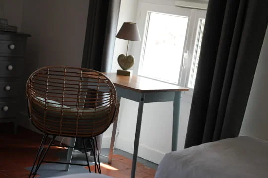 Chambre d'angle avec deux fenêtres lumineuses, Confort lits jumeaux hôtel Savel Ruoms Ardèche