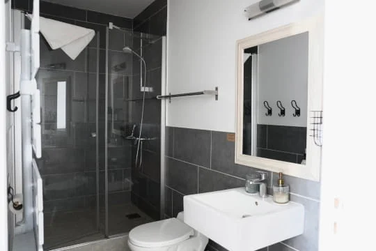 Chambre familiale climatisée pour 4 à 5 personnes à l’Hôtel Savel en Ardèche