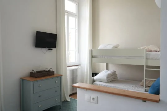 Chambre spacieuse pour famille avec enfants en Ardèche