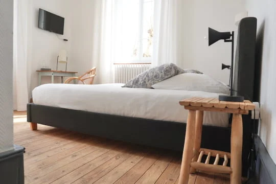 Grande fenêtre lumineuse et haut plafond de la chambre Premium, hôtel Savel Ruoms