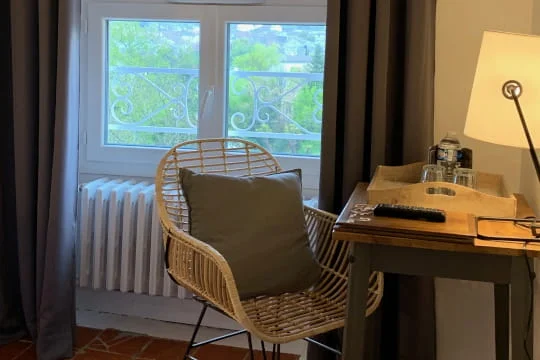Chambre solo avec bureau et wifi idéale pour commerciaux en déplacement, Hôtel Savel à Ruoms en Ardèche
