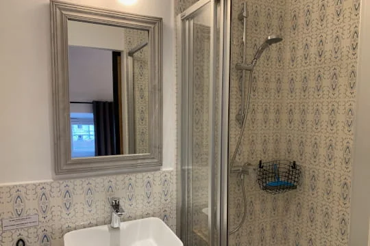 Chambre solo avec bureau, wifi et salle de bain à l’Hôtel Savel à Ruoms en Ardèche