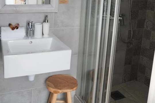Douche à l'italienne aux tons naturels de la chambre Premium rénovée, hôtel Savel Ruoms Ardèche