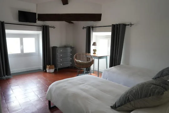 Deux lits jumeaux de 90cm modulables en grand lit 180cm, chambre Confort hôtel Savel Ruoms