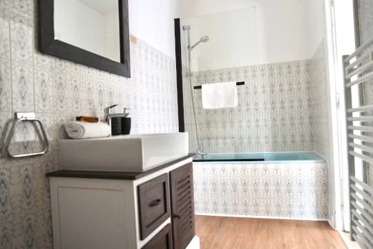 Salle de bain au style ancien de la chambre Confort Jardin, hôtel Savel Ruoms Ardèche
