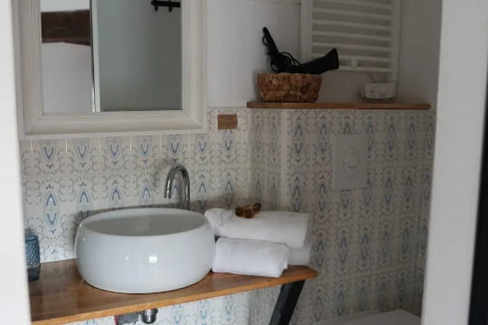 Salle de bain rénovée avec douche de la chambre Confort lits jumeaux, hôtel Savel Ruoms