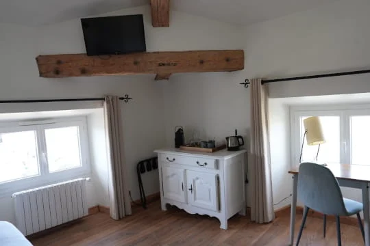 Suite confort climatisée avec poutres à l’Hôtel Savel