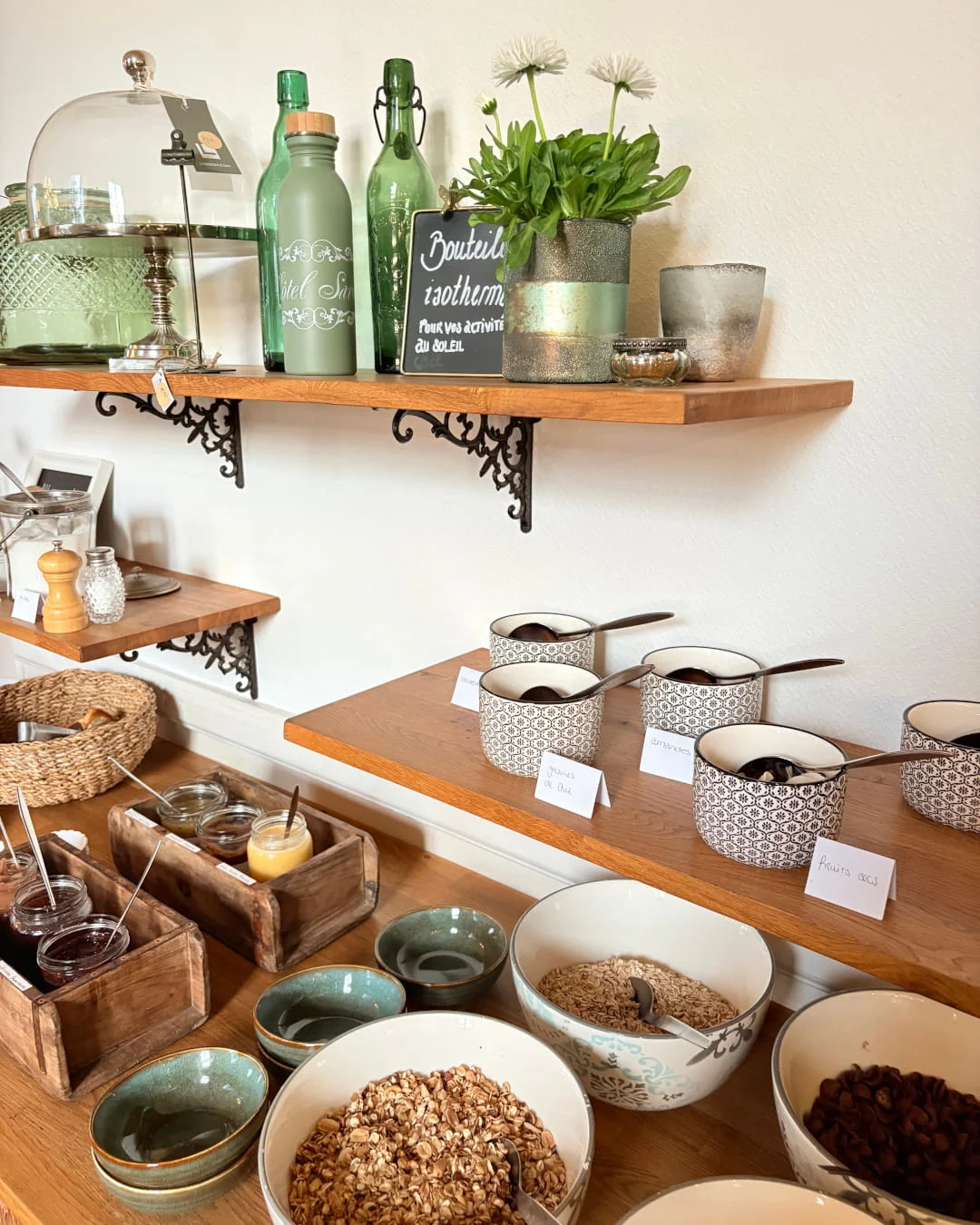 Buffet de petit-déjeuner avec confitures maison et céréales au restaurant à Ruoms