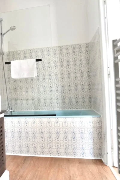 Vollständiges Badezimmer mit Duschbadewanne und Dekorativfliesen des Komfort-Gartenzimmers im Hotel Savel Ruoms