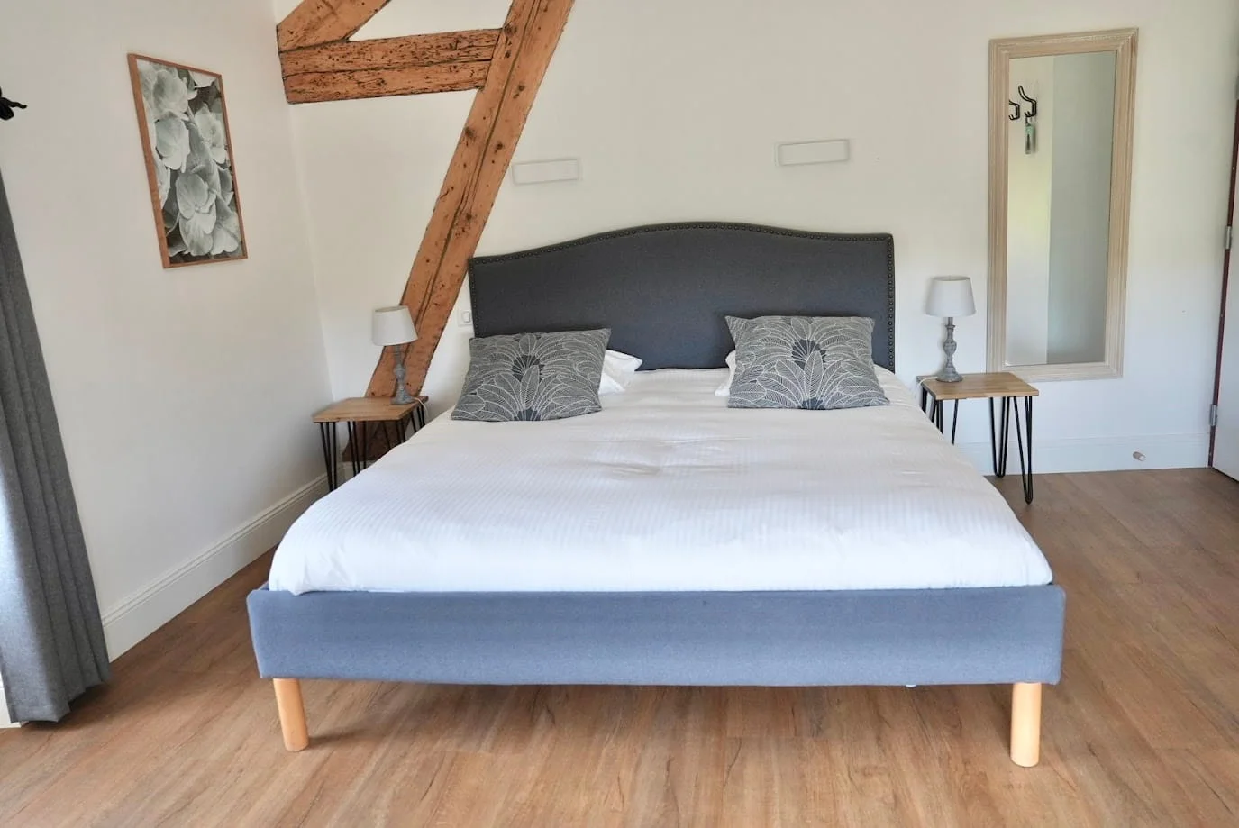 Blauer Samtsessel, Schreibtisch und TV unter Sichtbalken des Komfort-Gartenzimmers, Hotel Savel Ruoms - Zimmer mit Parkblick in Ruoms