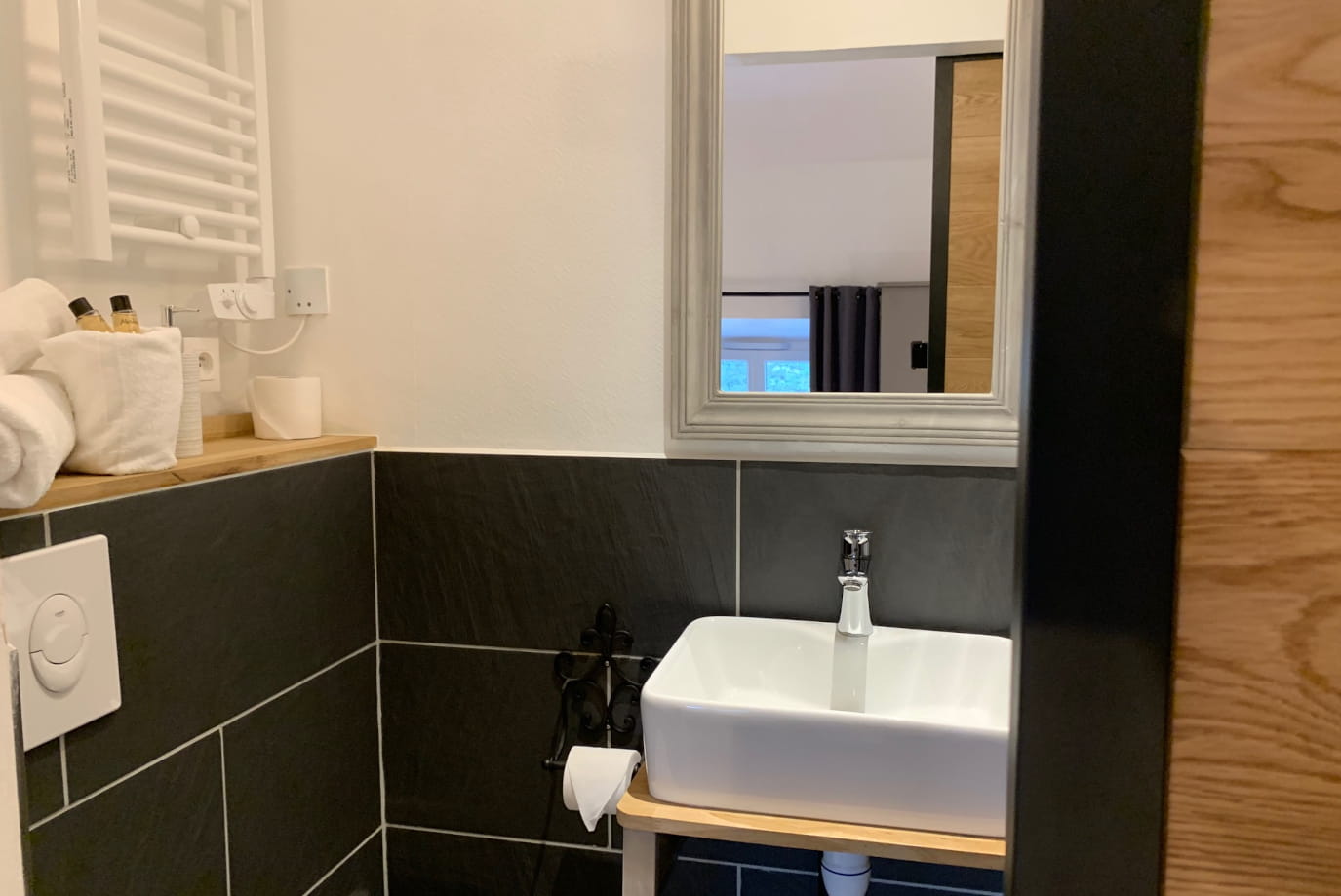 Salle de bain avec vasque et carrelage gris de la Chambre Confort solo à l'Hôtel Savel de Ruoms, proche de Vallon-Pont-d'Arc