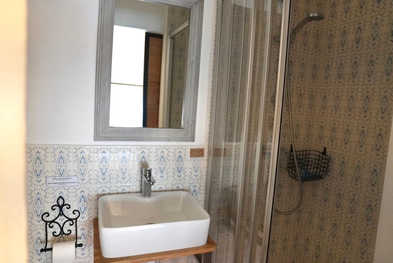 Salle de bain avec vasque, douche et carrelage décoratif de la Chambre Confort solo à l'Hôtel Savel de Ruoms