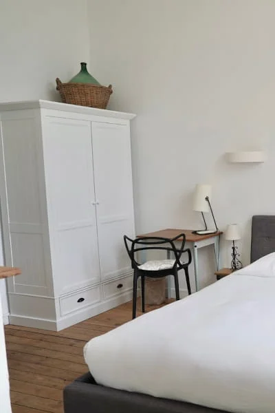 Doppelbett und Stauraum des klimatisierten Familienzimmers 5 Personen im Hotel Savel Ruoms, nahe Vallon-Pont-d'Arc