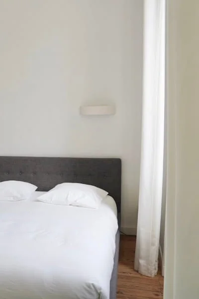 Helles Doppelbett des klimatisierten Familienzimmers 4 Personen im Hotel Savel Ruoms, Ardèche