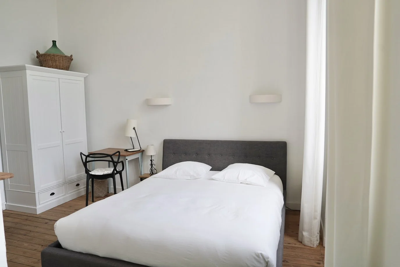 Gesamtansicht des geräumigen klimatisierten Familienzimmer 5 Personen im Hotel Savel Ruoms, nahe Vallon-Pont-d'Arc
