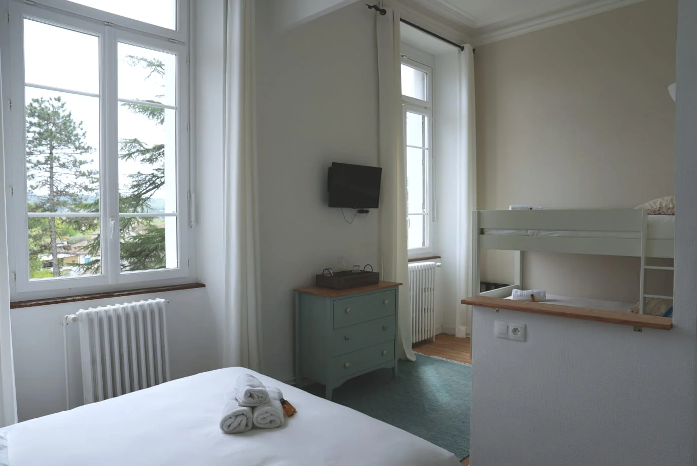 Klimatisiertes Familienzimmer im Hotel Savel in Ruoms, ideal für einen Familienurlaub in der Nähe von Labeaume