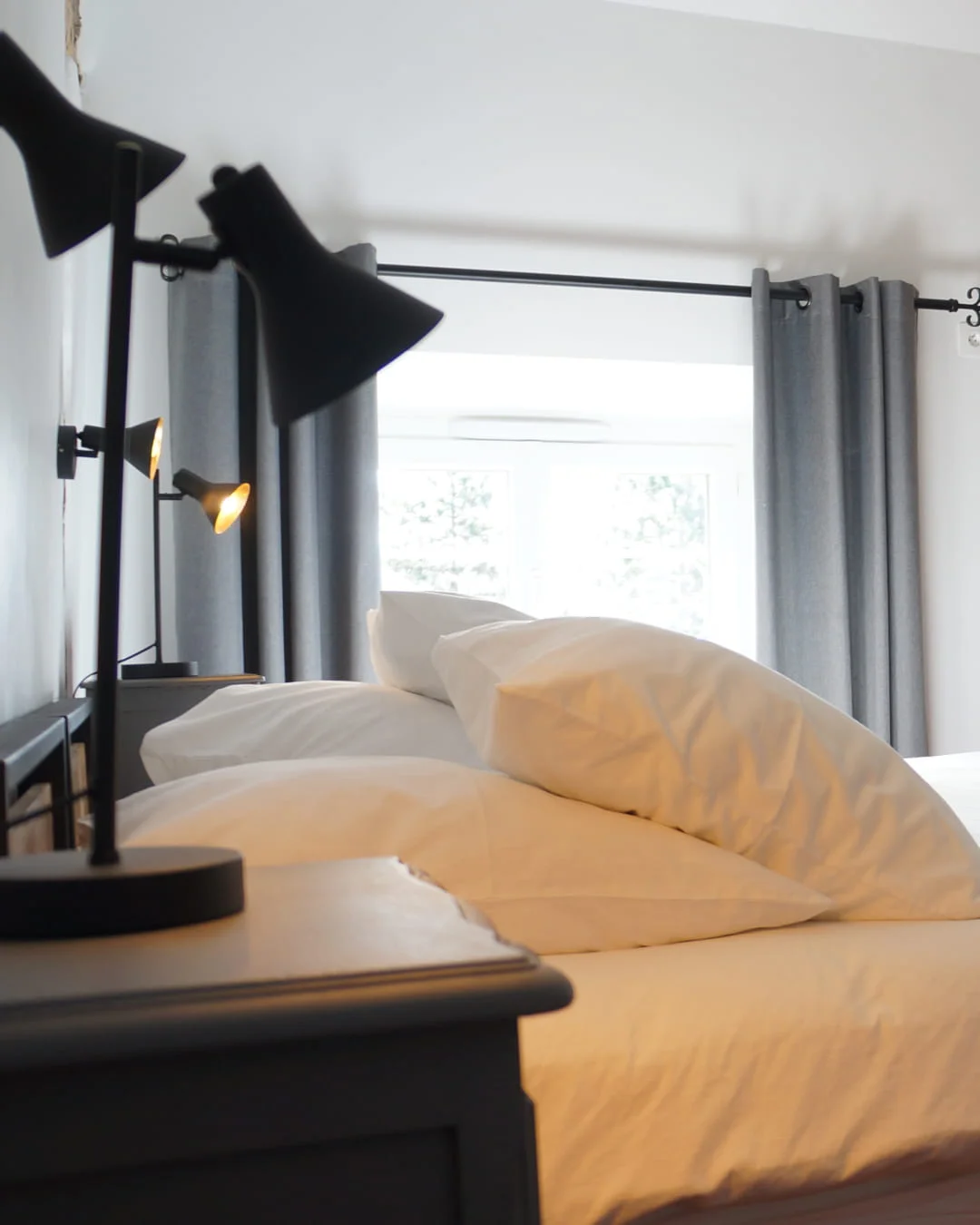 Chambre Familiale en Ardèche pour 3 à 4 personnes à l’Hôtel Savel à Ruoms vue de la chambre climatisation et WiFi