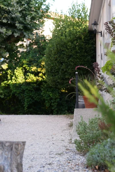Allée et jardin calme donnant accès à la chambre indépendante de l'Hôtel Savel à Ruoms