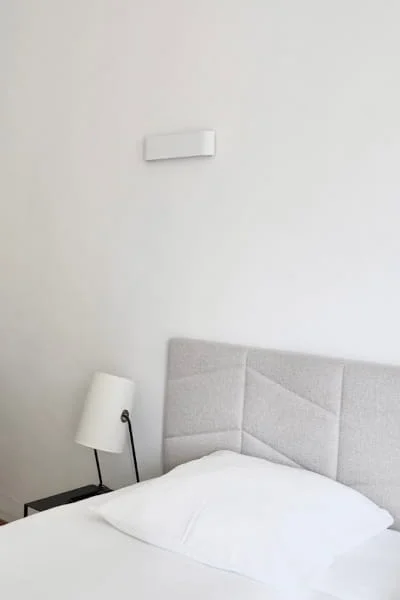 Lit confortable et climatisation de la chambre indépendante de plain-pied à l'Hôtel Savel à Ruoms