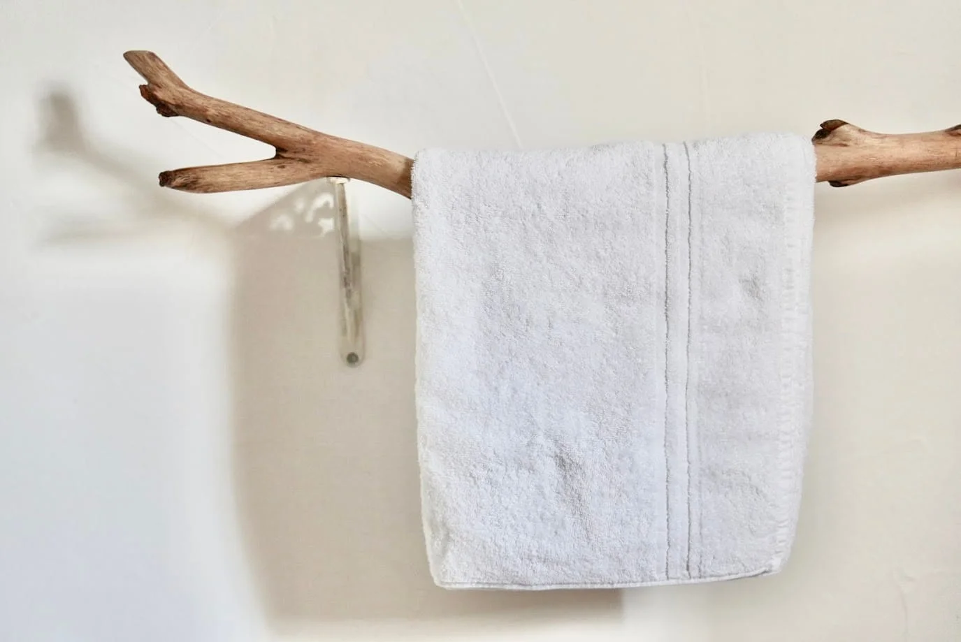 Porte-serviette en bois naturel de la chambre indépendante de plain-pied à l'Hôtel Savel à Ruoms en Ardèche