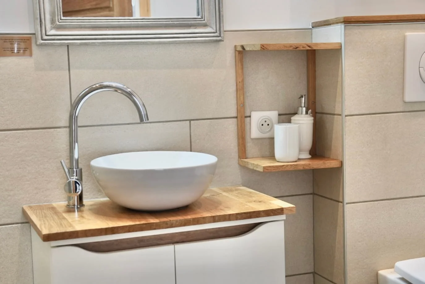 Vasque ronde sur plan en bois naturel de la salle de bain de la chambre indépendante à l'Hôtel Savel à Ruoms
