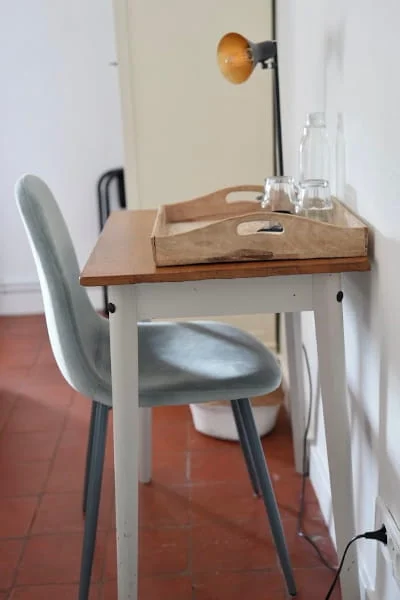 Bureau avec plateau en bois et chaise de la Chambre Premium à l'Hôtel Savel de Ruoms en Ardèche