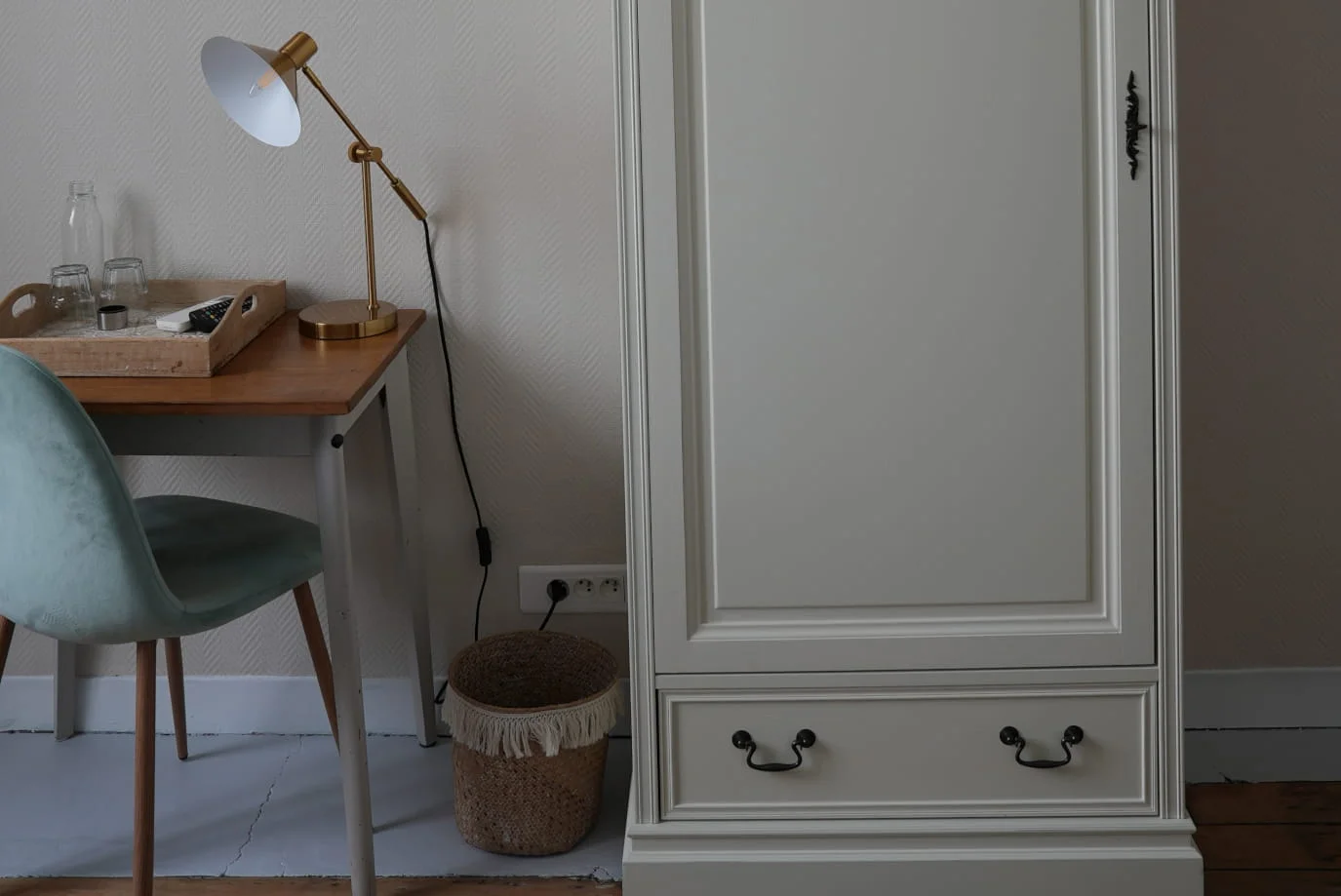 Bureau avec lampe dorée et armoire de la Chambre Premium climatisée à l'Hôtel Savel de Ruoms en Ardèche