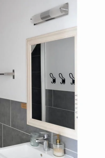 Douche avec carrelage gris de la Chambre Premium à l'Hôtel Savel de Ruoms en Ardèche