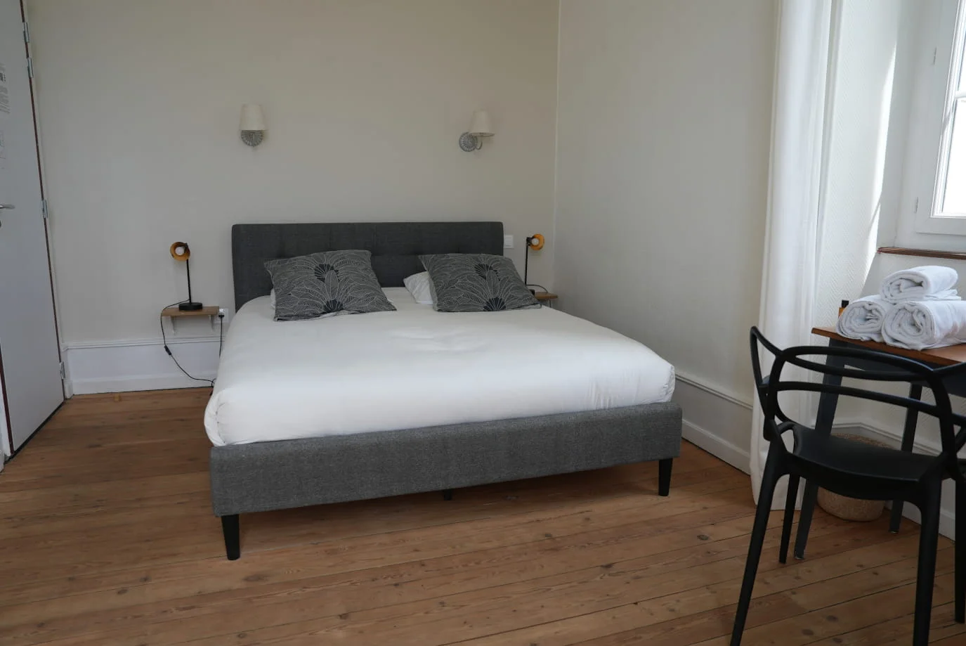 Chambre Premium avec lit double, bureau et parquet à l'Hôtel Savel de Ruoms en Ardèche
