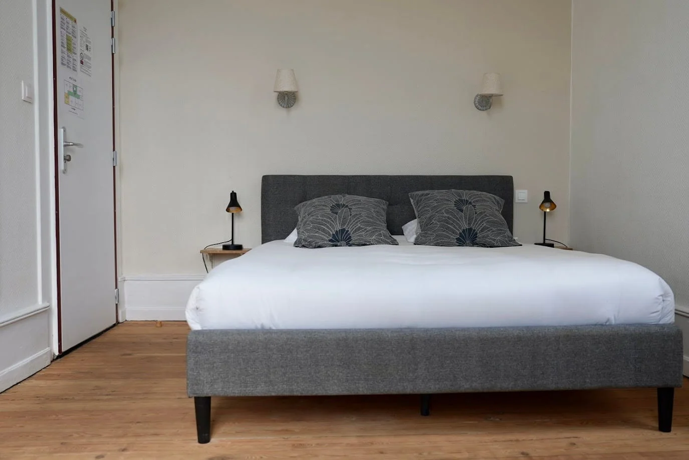Lit double avec tête de lit et appliques murales de la Chambre Premium à l'Hôtel Savel de Ruoms