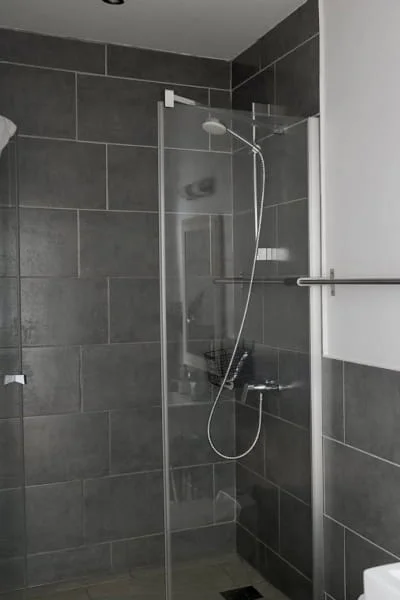 Miroir et vasque de la salle de bain de la Chambre Premium à l'Hôtel Savel de Ruoms en Ardèche
