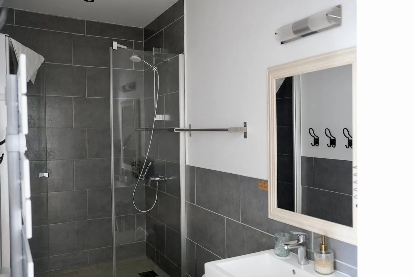 Salle de bain avec douche et carrelage gris de la Chambre Premium à l'Hôtel Savel de Ruoms en Ardèche