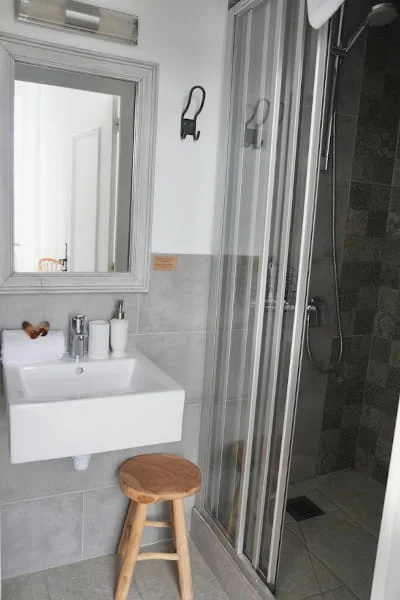 Salle de bain avec lavabo et douche de la Chambre Premium à l'Hôtel Savel de Ruoms en Ardèche