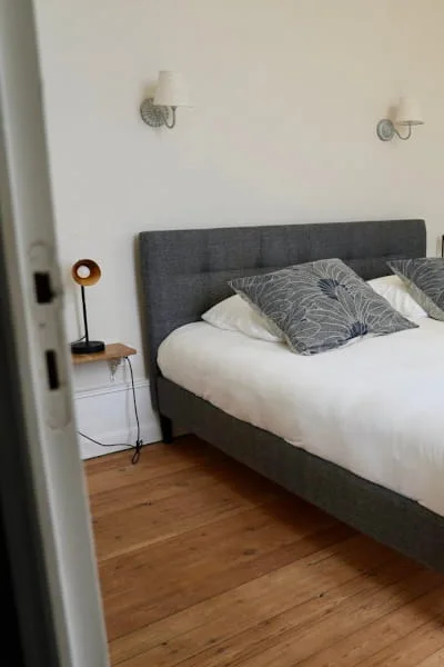 Tête de lit et appliques murales de la Chambre Premium climatisée à l'Hôtel Savel de Ruoms