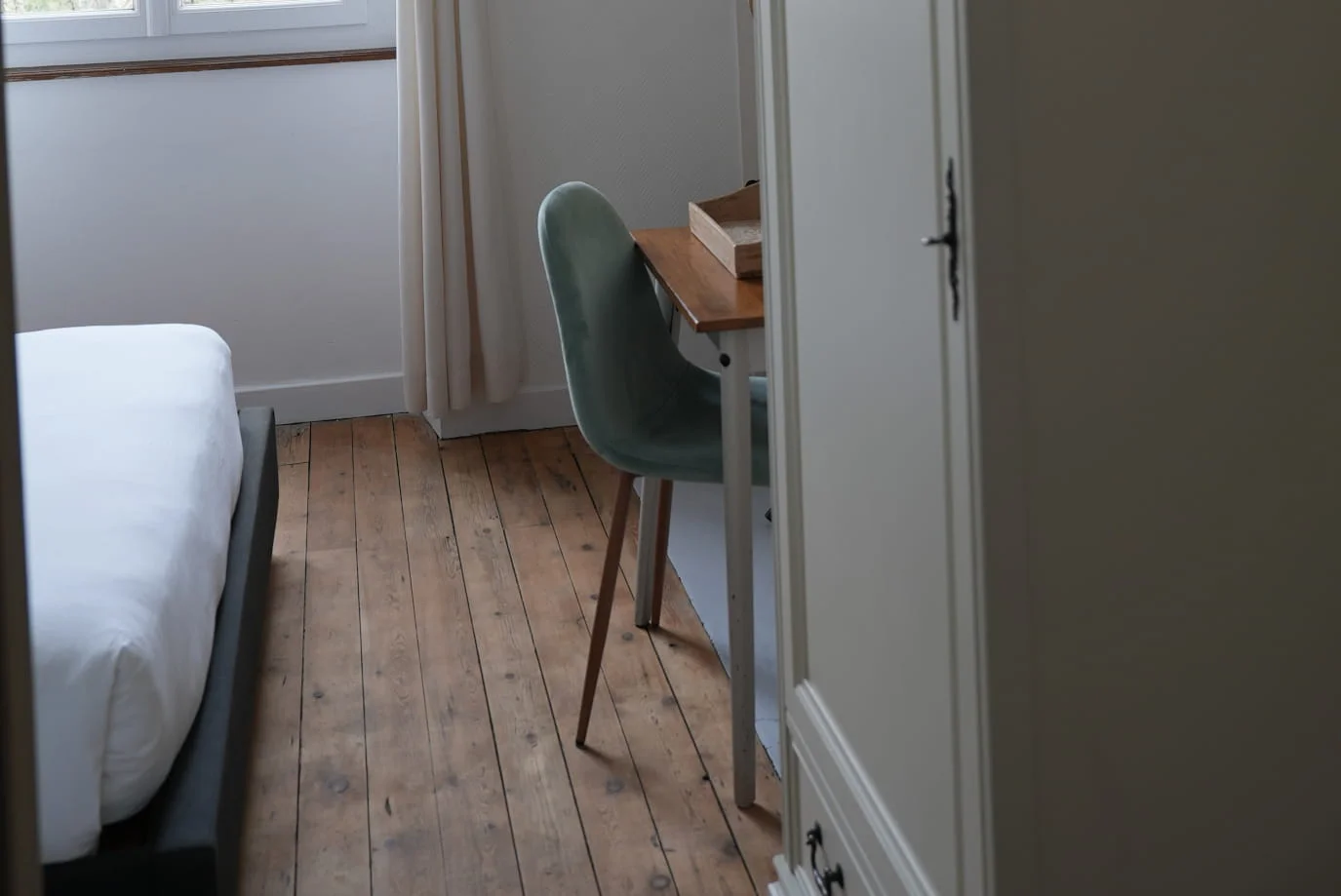 Vue d'ensemble de la Chambre Premium avec parquet et espace bureau à l'Hôtel Savel de Ruoms en Ardèche