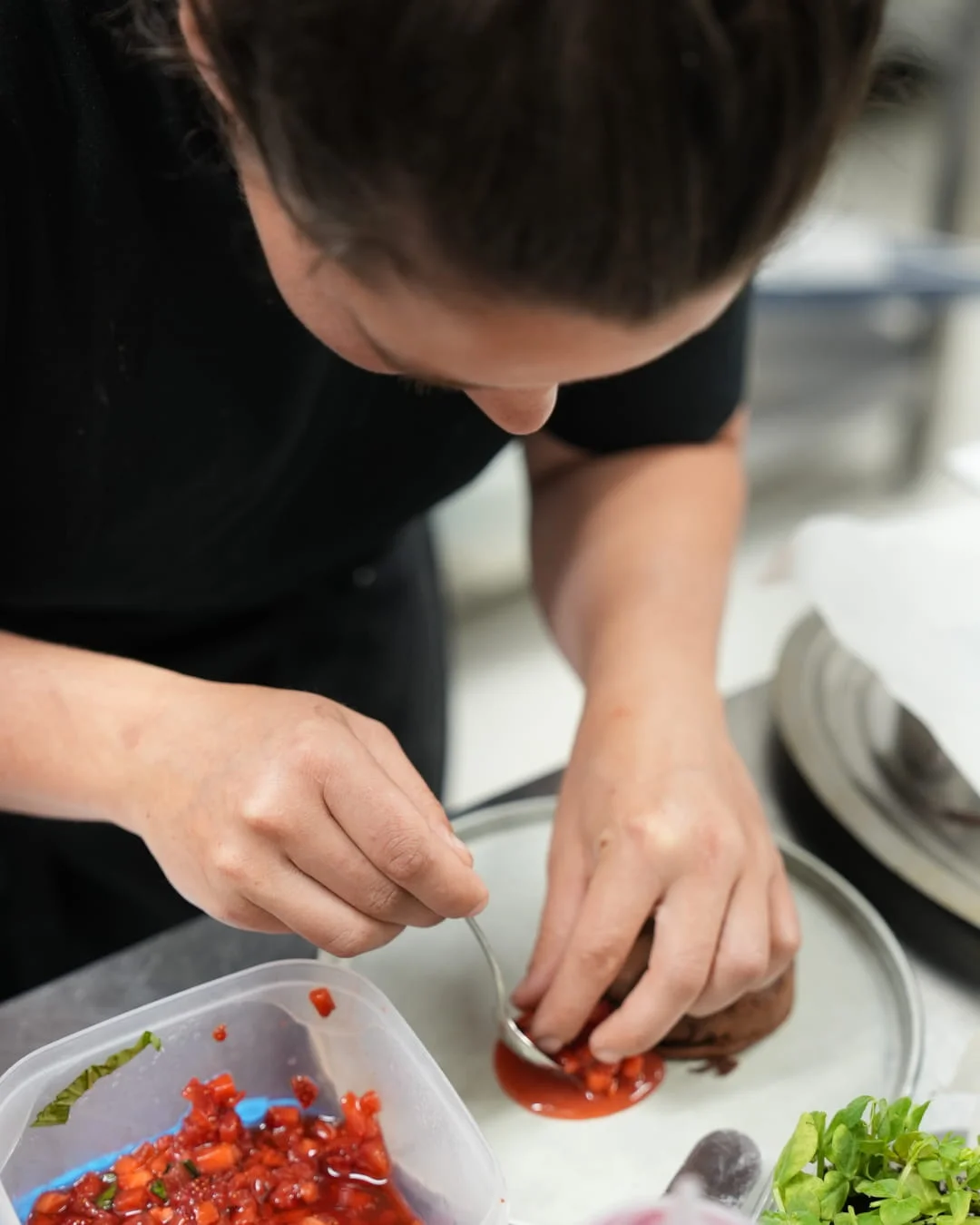 Chef préparant un dressage de fraises au restaurant à Ruoms de l'Hôtel Savel