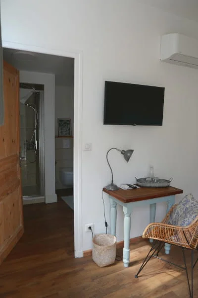 Coin bureau avec télévision et wifi dans la chambre de plain pied de l(Hôtel Savel