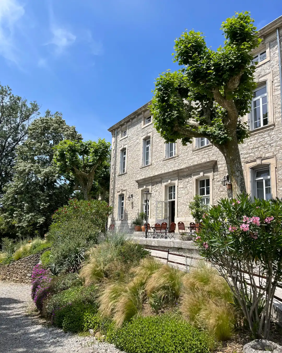 Façade en pierre du XIXᵉ siècle de l'Hôtel Savel à Ruoms en Ardèche méridionale sous le ciel bleu - FAQ de l'Hôtel Savel