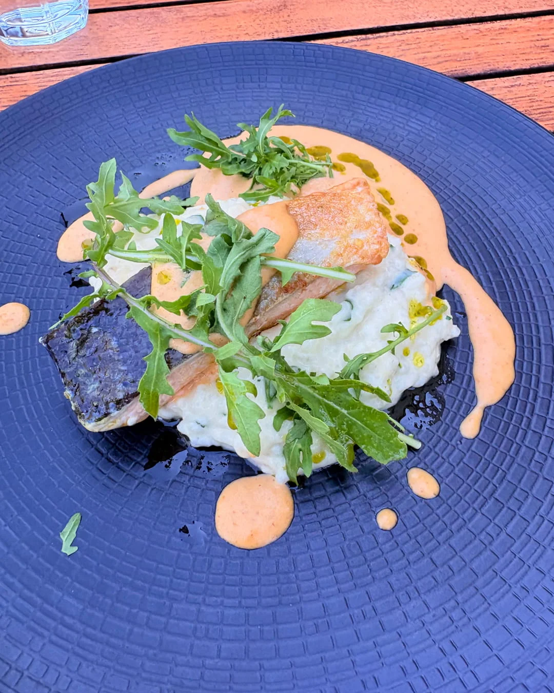 Filet de bar, polenta crémeuse et roquette au restaurant à Ruoms de l'Hôtel Savel