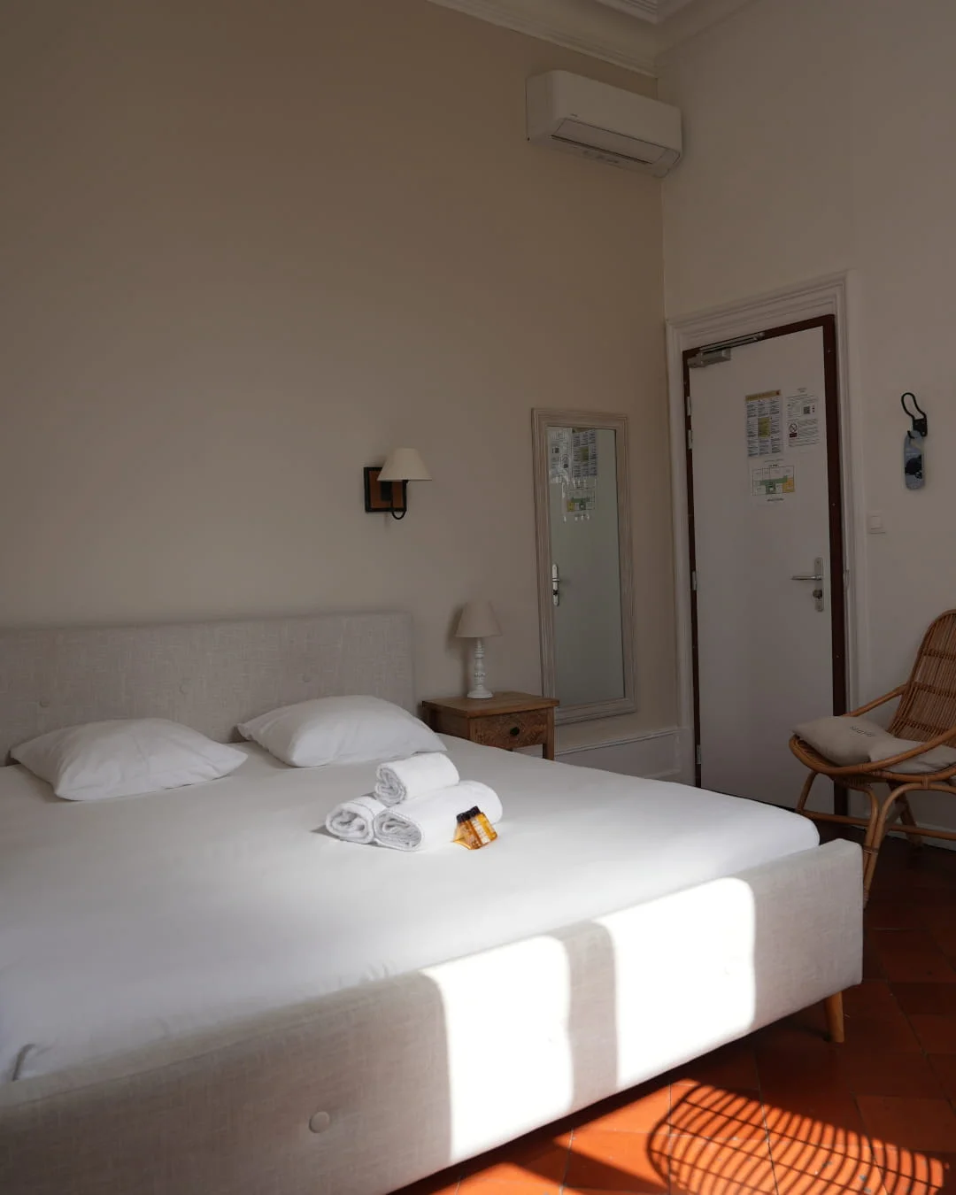 Chambre luxe climatisée de l'Hôtel Savel à Ruoms en Ardèche avec son lit 180x190