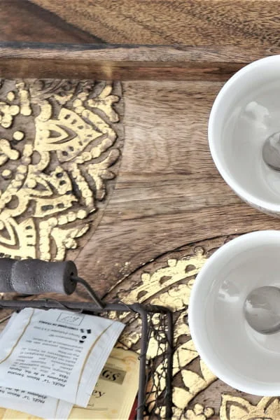 Plateau café et thé avec tasses blanches sur plateau en bois sculpté, service inclus dans la chambre luxe de l'Hôtel Savel à Ruoms en Ardèche