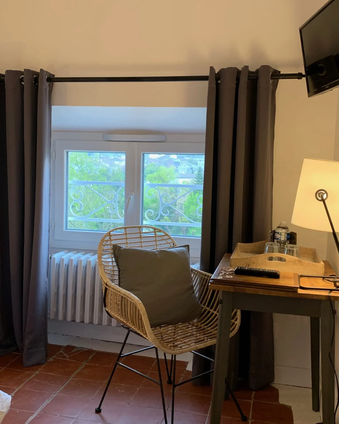 Chambre une personne à Ruoms - Hôtel Savel espace bureau lumineux avec vue climatisation et WiFi
