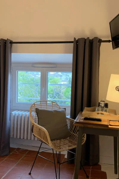 Chambre Confort à l’Hôtel Savel à Ruoms salle de bain avec douche moderne climatisation et WiFi