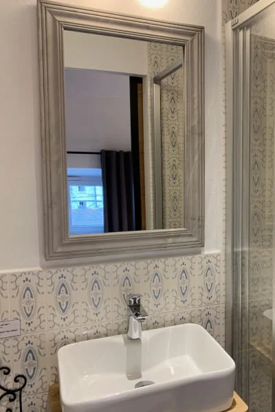 Chambre Confort à l’Hôtel Savel à Ruoms salle de bain avec douche moderne climatisation