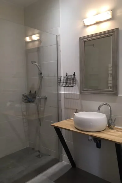 Chambre Familiale pour 3 à 4 personnes à l’Hôtel Savel à Ruoms douche moderne climatisation et WiFi