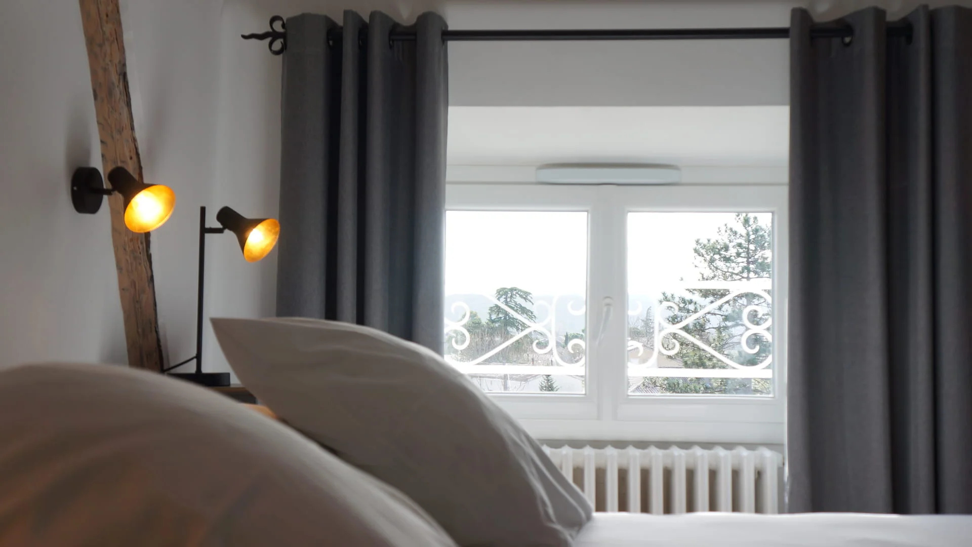 Chambre Familiale pour 3 à 4 personnes à l’Hôtel Savel à Ruoms espace chambre lumineux climatisation et WiFi