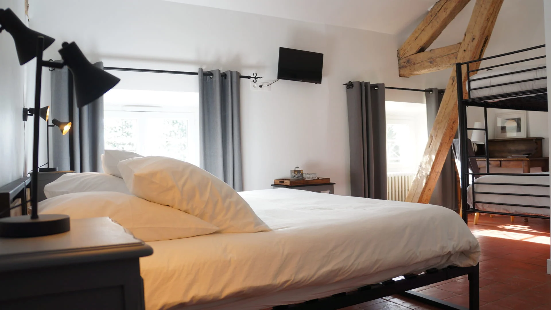 Chambre Familiale pour 3 à 4 personnes à l’Hôtel Savel à Ruoms lits superposés climatisation et WiFi