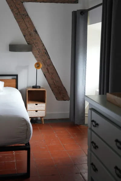 Chambre Familiale pour 3 à 4 personnes à l’Hôtel Savel à Ruoms rangements pratiques climatisation et WiFi