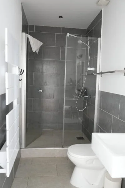 Moderne Dusche und elegantes Ambiente des klimatisierten Familienzimmers 4-5 Personen im Hotel Savel Ruoms