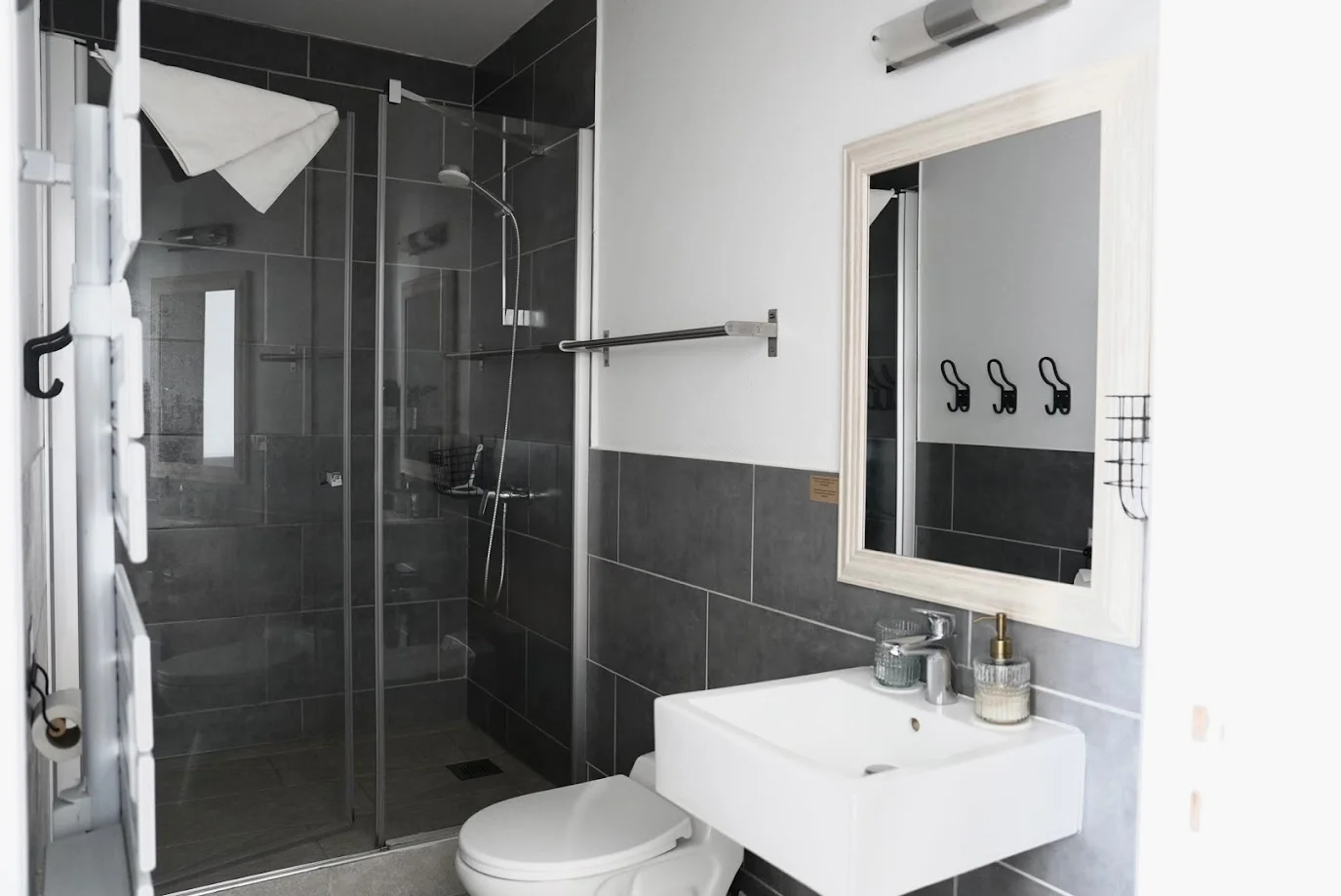 Modernes Badezimmer des klimatisierten Familienzimmers 4-5 Personen im Hotel Savel Ruoms
